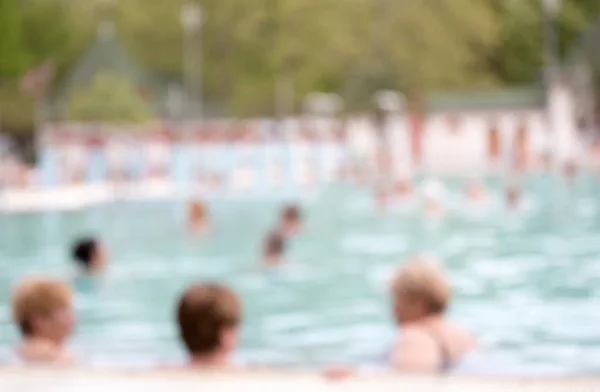 Wazig beeld van mensen rusten in zwembad — Stockfoto