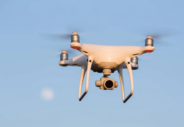 Drone flying n luften — Stockfoto