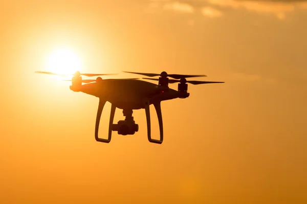 Drone che vola al tramonto — Foto Stock