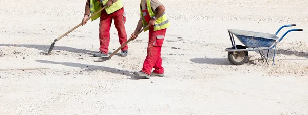 Pracowników budowlanych z łopatą — Zdjęcie stockowe