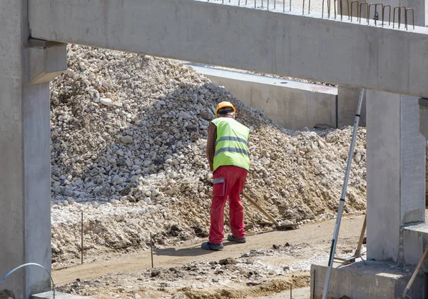 Travailleur de la construction avec pelle — Photo