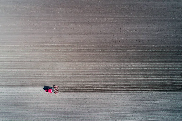 春の分野で働くトラクター — ストック写真