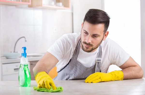 Man wiping kitchen table — Stock Photo, Image