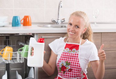 Kadın gösteren deterjan bulaşık makinesi için