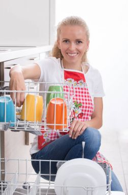 Kadın yükleme bulaşık makinesi