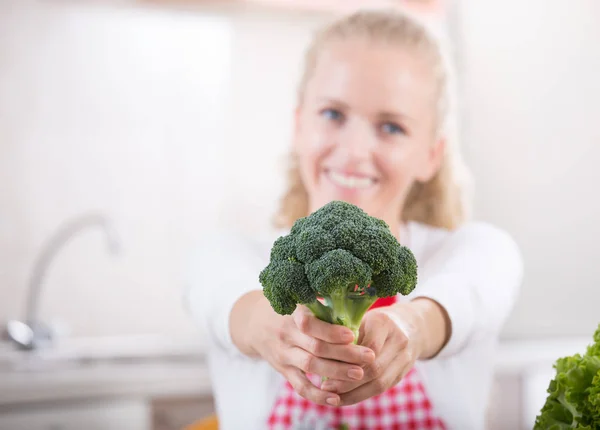 Flicka visar färsk broccoli — Stockfoto