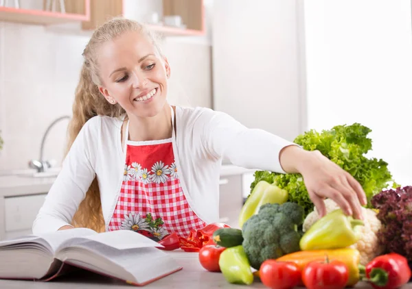 Frau liest Rezeptbuch — Stockfoto