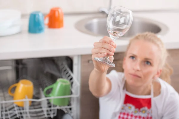 女人拿着酒杯上面洗碗机 — 图库照片