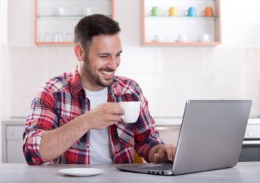kahve içme ve laptop arayan adam