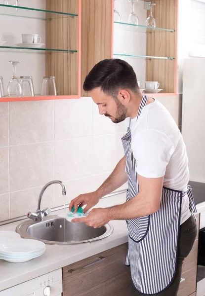Homem lavar pratos — Fotografia de Stock