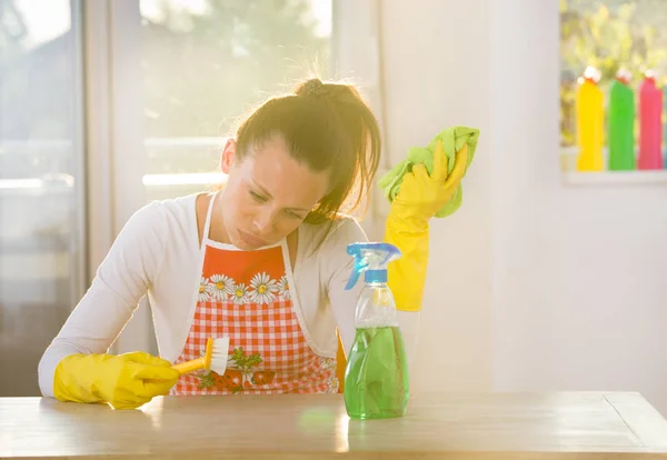 Vrouw schrobben Bureau — Stockfoto