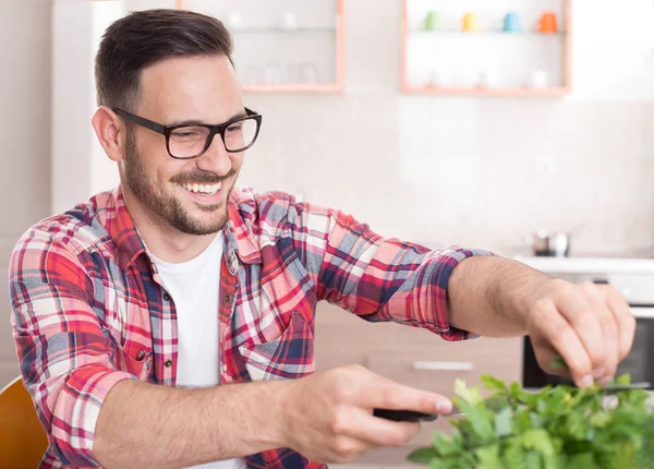 Salsa de corte de homem para preparação de alimentos — Fotografia de Stock