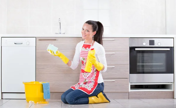 Mulher limpeza cozinha chão — Fotografia de Stock