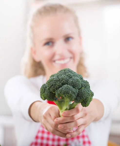 Flicka visar färsk broccoli — Stockfoto