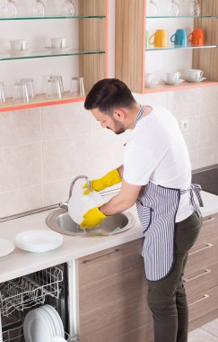 Bulaşık yıkayan adam