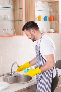 Bulaşık yıkayan adam