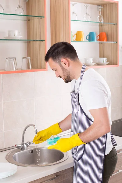 Man washing dishes — Stock Photo, Image