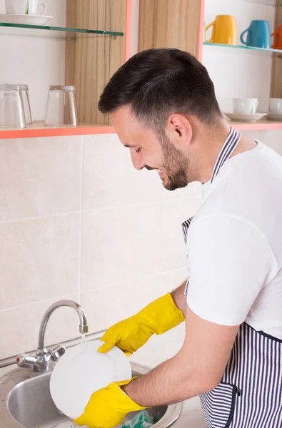 Man washing dishes — Stock Photo, Image