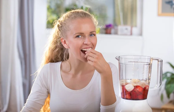 Mulher preparando smoothie no liquidificador — Fotografia de Stock