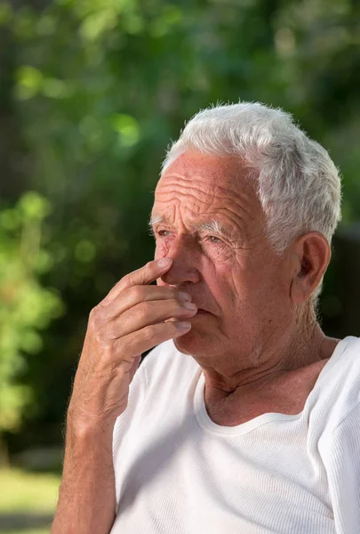 Thoughtful old man in park — Stock Photo, Image