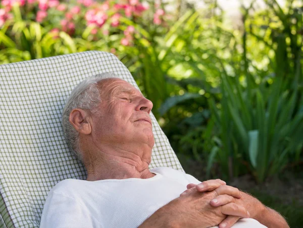 Starý muž spí v zahradě — Stock fotografie