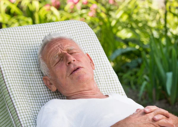 Vieil homme avec douleur dans le jardin — Photo