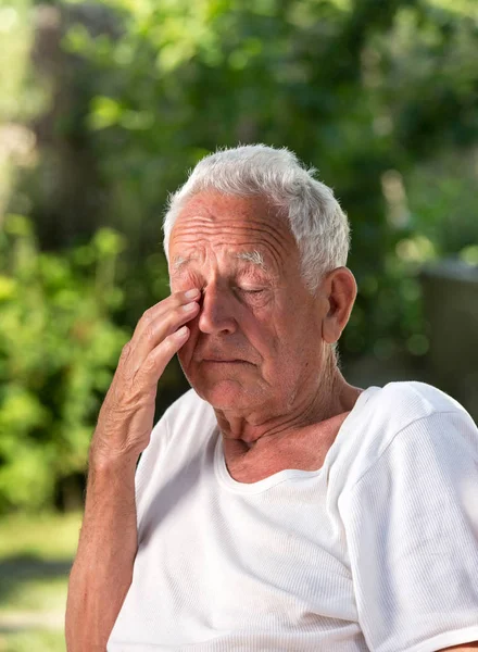 Gammal man gråter i park — Stockfoto