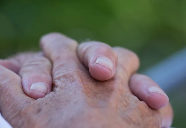 Les mains croisées du vieil homme — Photo
