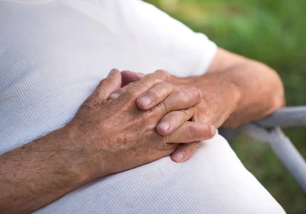 Gubbens händer på mage — Stockfoto