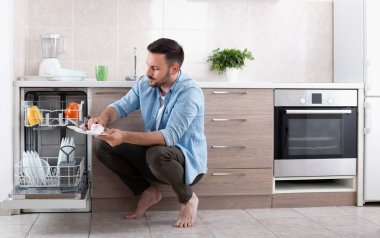Adam kaldırma bulaşık makinesi