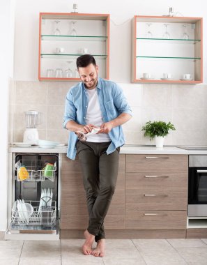 Adam kaldırma bulaşık makinesi