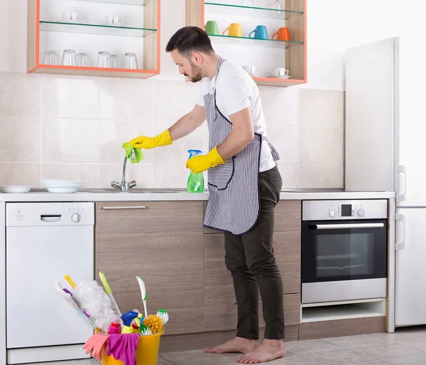 男子清洗厨房水龙头 — 图库照片
