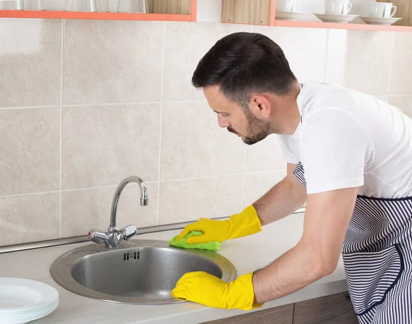 Man cleaning kitchen sink — Stock Photo, Image