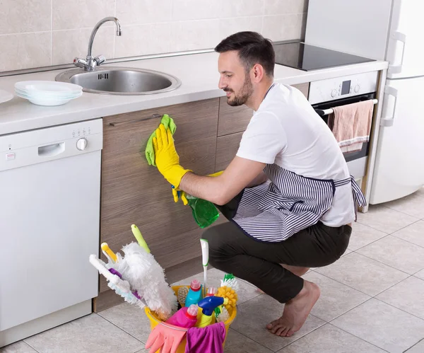 Uomo pulire armadi da cucina — Foto Stock