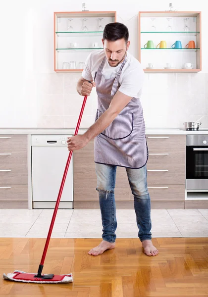 Homem Mopping chão — Fotografia de Stock