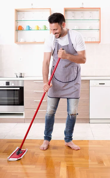 Homem Mopping chão — Fotografia de Stock