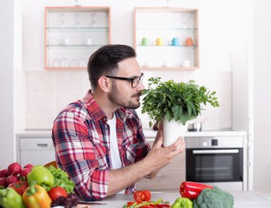 Frsh yeşil baharat kokulu adam