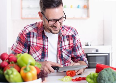 Adam mutfakta Sebze Doğrama