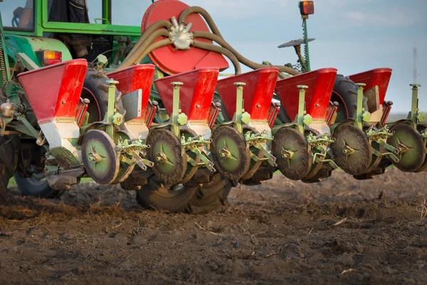 Seeder för sådd bifogas med traktor på mark — Stockfoto