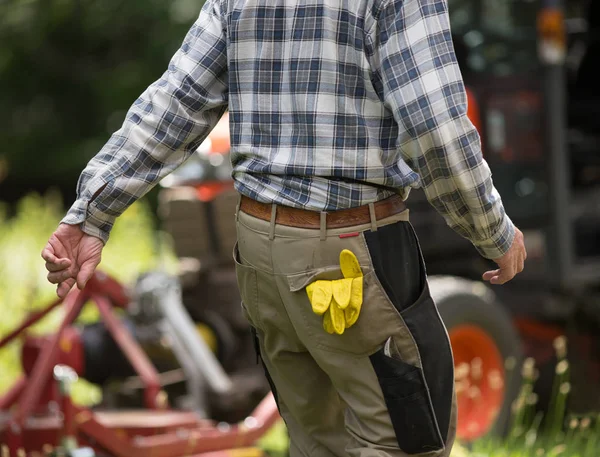 Jardinero con guantes en el bolsillo — Foto de Stock