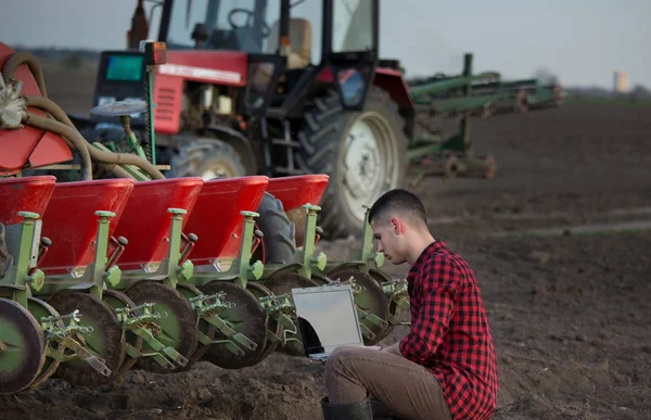 Rolnik z laptopa i ciągników — Zdjęcie stockowe