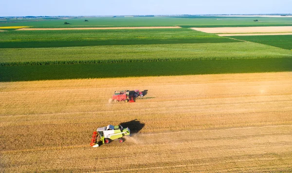 Воздушное изображение сбора урожая на пшеничном поле — стоковое фото