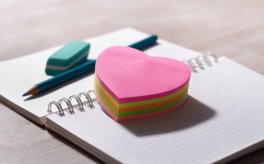 Not defteri çıkartmaları kalp şeklinde