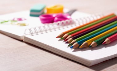 Not defteri üzerinde okul malzemeleri