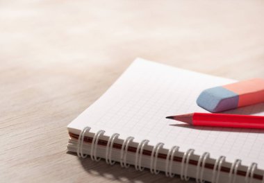 kurşun kalem ve silgi dizüstü