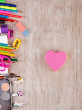 okul malzemeleri ahşap masa