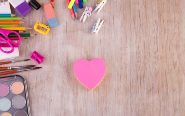 okul malzemeleri ahşap masa