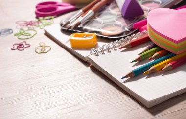 Not defteri üzerinde okul malzemeleri