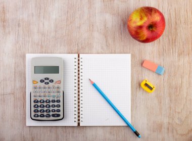 okul malzemeleri masa