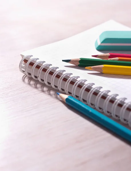 Houten kleurpotloden op notebook op Bureau — Stockfoto